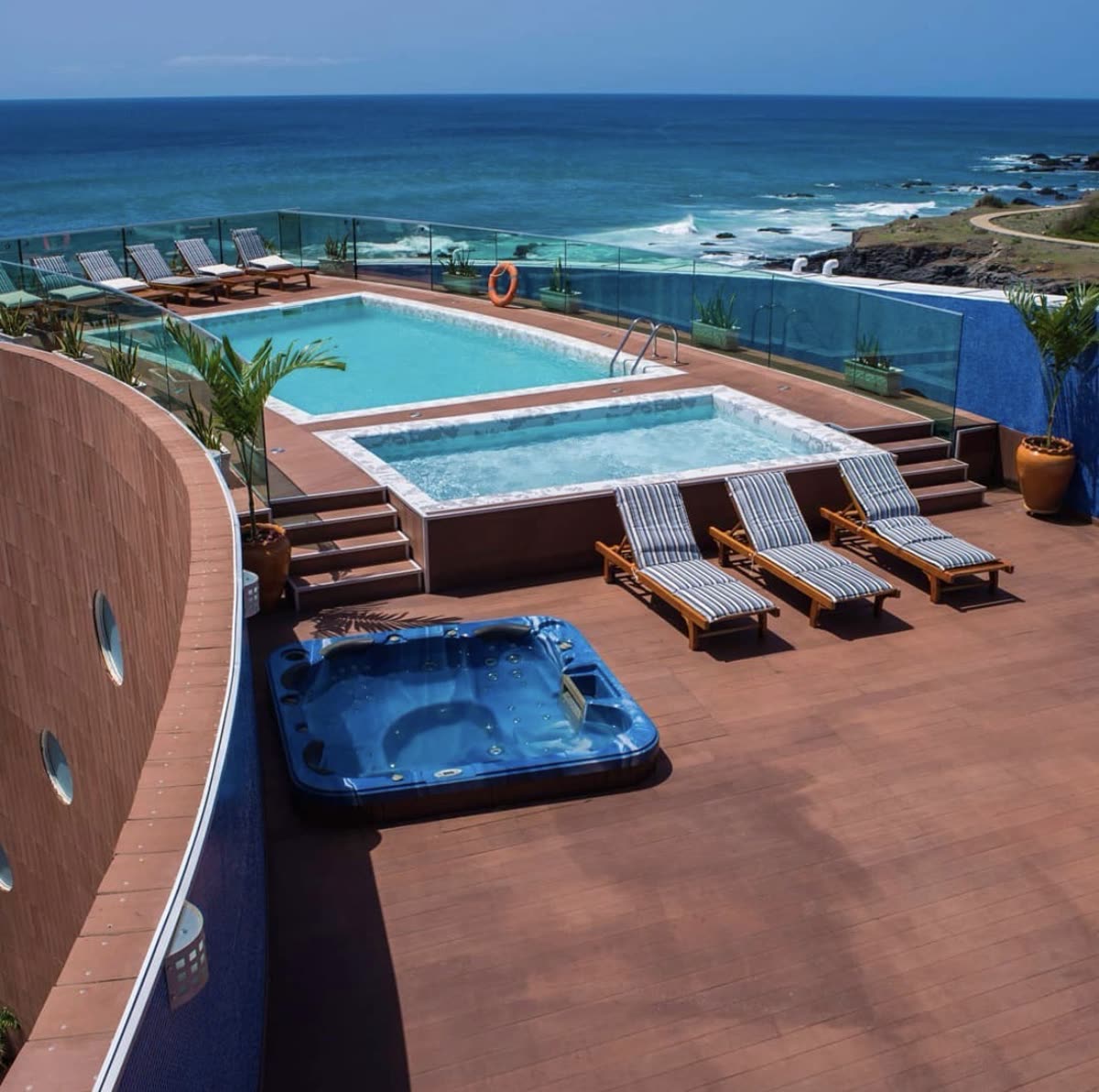 Rooftop pool and jacuzzi at Hotel VIP Praia above the Atlantic